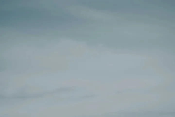 薄雾下的小岛横在湖面与远山之间。